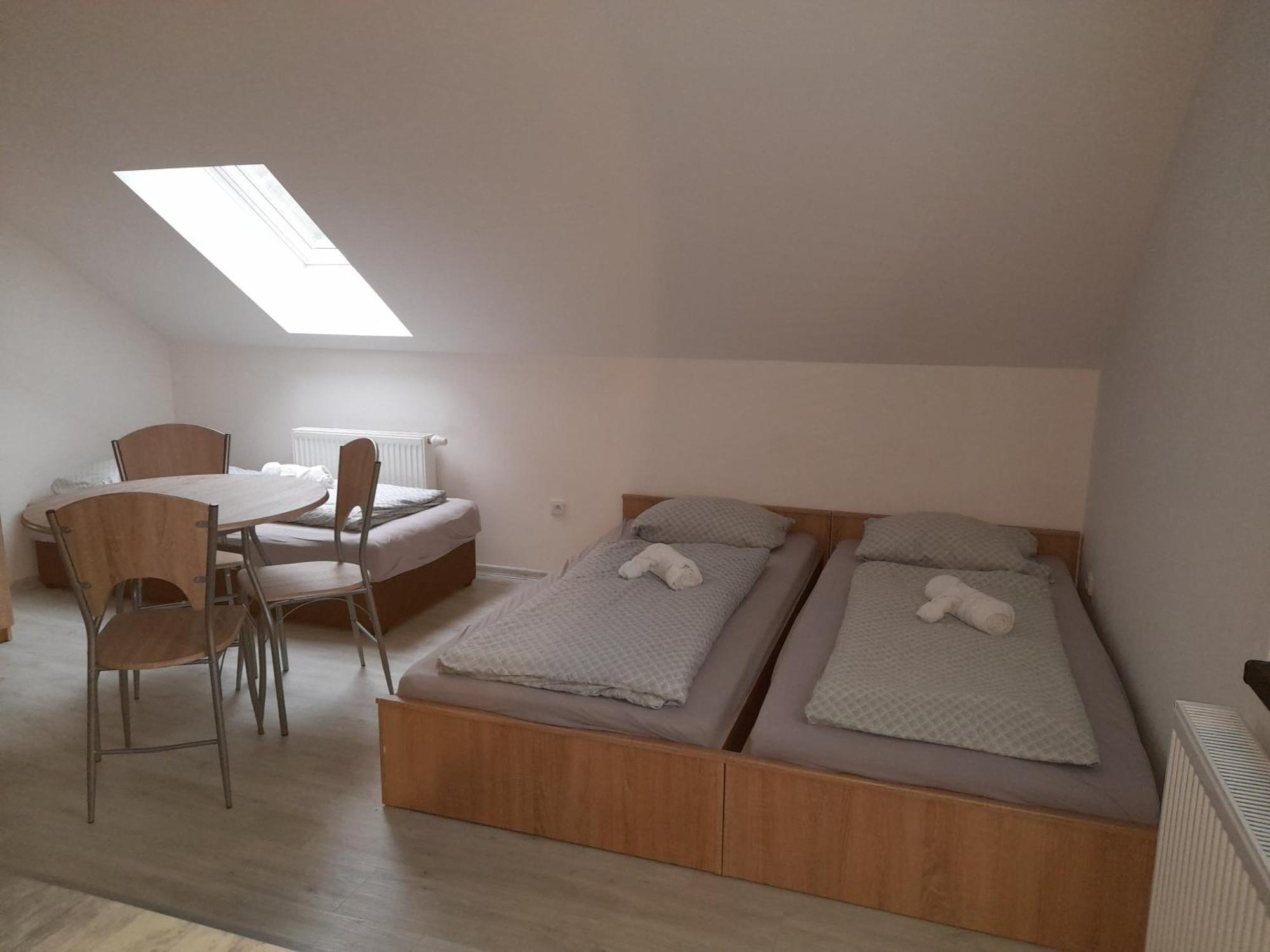 Vinoteka "U Kozu" Hotel Nove Mesto nad Metuji Ngoại thất bức ảnh